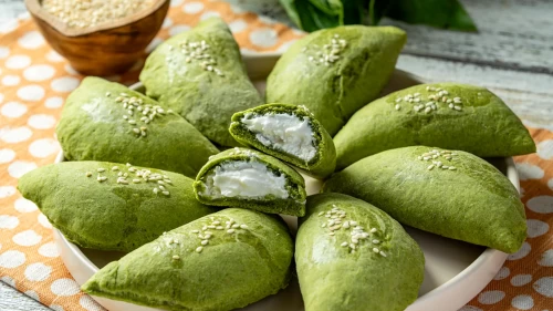 Labneli iç harcıyla öne çıkan yeşil poğaça tarifi