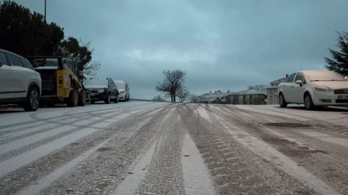 Ankara’da kar etkili oldu, araçlar ve çatılar beyaza kaplandı