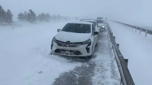 Sivas-Kayseri kara yolu ulaşıma kapandı