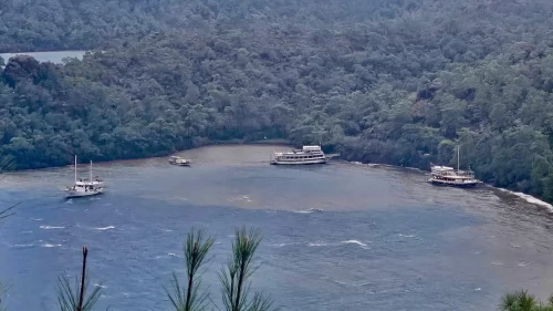 Marmaris'te fırtınada 3 gezi teknesi karaya oturdu