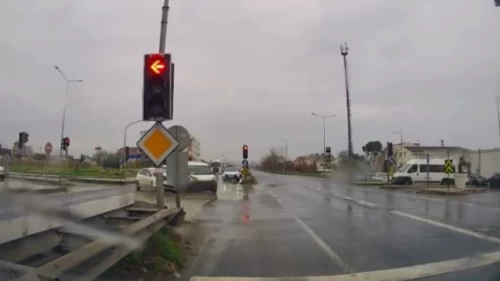 Büyükçekmece’de kırmızı ışık ihlali kazaya yol açtı