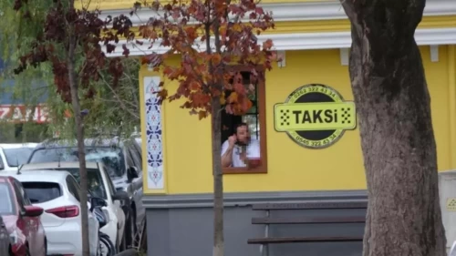 Taksi durağına silah ve bıçakla saldırdı