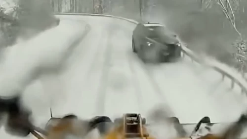 New York’ta kontrolden çıkan araç kar küreme makinesine çarptı