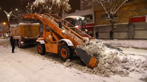 Van'da 341 yerleşim yerinin yolu kardan kapandı, okullar tatil edildi'