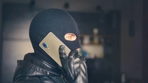 Banka çalışanı gibi davranıp yaşlı kadını dolandırdı