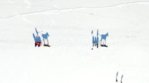 Çıldır Gölü'nün bir kısmı dondu! Buzda atlı kızaklarla safari keyfi