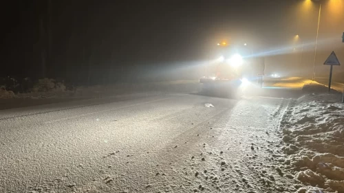 Bolu Dağı’nda kar dalgası: Ağır vasıtalar park alanlarına yönlendirildi
