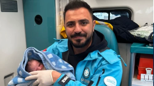 Ambulansta doğan bebeğe sağlık personelinin adı verildi