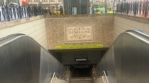 Şişhane metro istasyonunda raylara atlayan bir kişi intihar etti