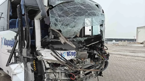 İşçi servisi tır dorsesine arkadan çarptı