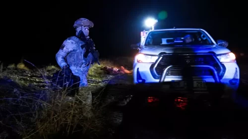 Düşen uçağın enkazındaki arama çalışmaları gün ağarınca hızlandı