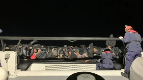 Çeşme açıklarında 62 düzensiz göçmen yakalandı ve kurtarıldı