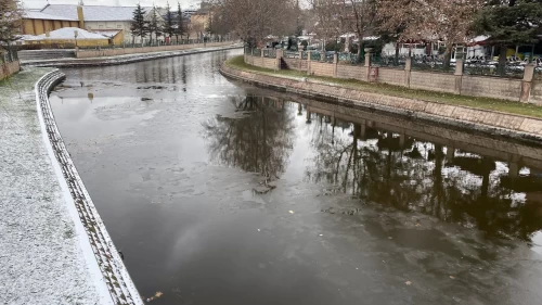 Eskişehir'de kaldırımlar buz pistine döndü: Porsuk Çayı buz tutmaya başladı
