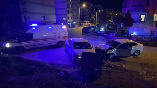 İki araç kavşakta çarpıştı