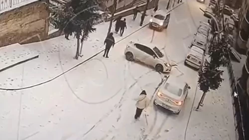 Gümüşhane'de buzlu yolda yokuş aşağı kayan araçlar kamerada