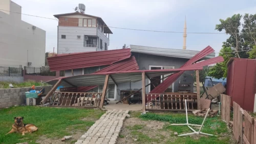 Hatay'da kuvvetli rüzgar çatıları uçurdu