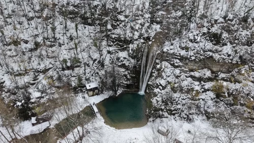 Sinop’ta kartpostallık manzara! Tatlıca Şelaleleri beyaza büründü