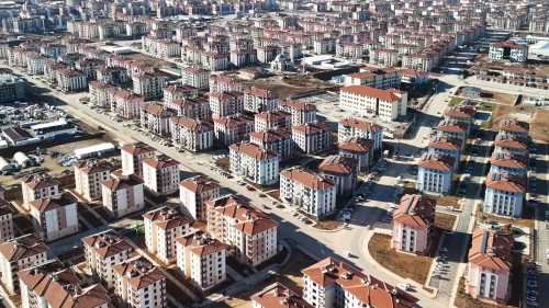 Özgür Özel'in '10 yılda bitiremezler' dediği 455 bin konut ve işyeri teslim edildi! CHP'li gazetecilerin yorumları ise "PES ARTIK" dedirtti!