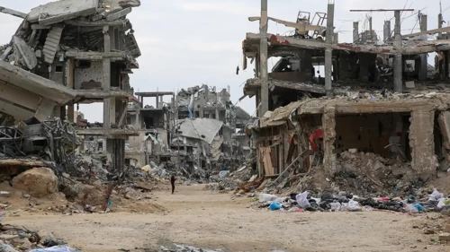 Gazze’de iki yıl önce yıkılan evin enkazından 25 Filistinlinin cenazesi çıkarıldı