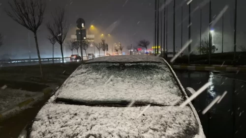 Büyükçekmece'de park halindeki araçların üzeri beyaza büründü