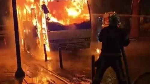 Seyir halindeyken yanan işçi servisi küle döndü