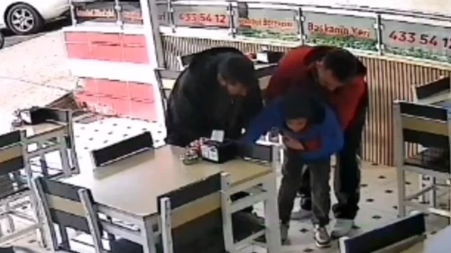 Boğazına şeker kaçan çocuğu börekçi çalışanı kurtardı