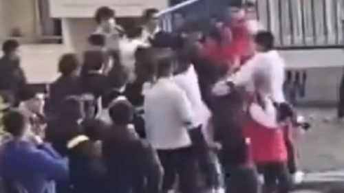 İzmir'de öğrenciler birbirine girdi: Sokak boks ringine döndü