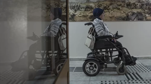 Engel tanımayan azim: 55 yaşında çalışma hayalini gerçekleştiren kadın, başkalarına ışık tutuyor