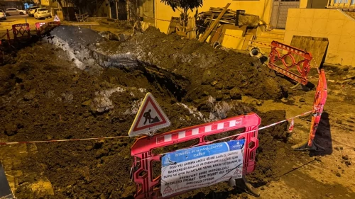 Avcılar’da İSKİ çalışması sırasında yol çöktü: İşçi göçükten kurtarıldı