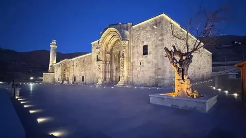 Divriği Ulu Camii geceleri ışıl ışıl oluyor