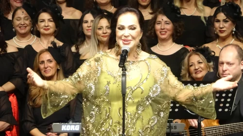 Türkan Şoray, ‘İyilik Korosu' ile Mersin'de sanatseverlerle buluştu