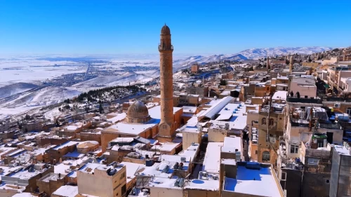 Mardin’de 140 yerleşim yerinin yolu kardan kapandı