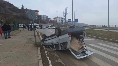 Çorum’da kavşakta feci çarpışma! Otomobil ters döndü