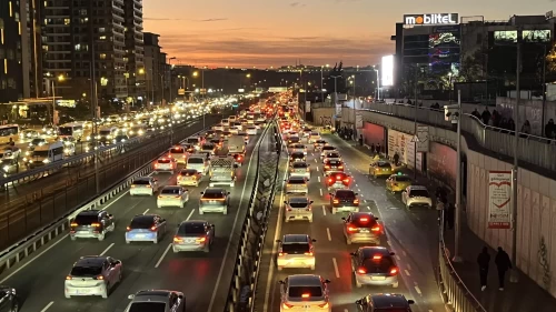 İstanbul'da mesai bitimiyle trafik kitlendi