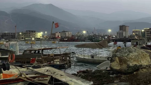Hatay’da balıkçı barınağı savaş alanına döndü