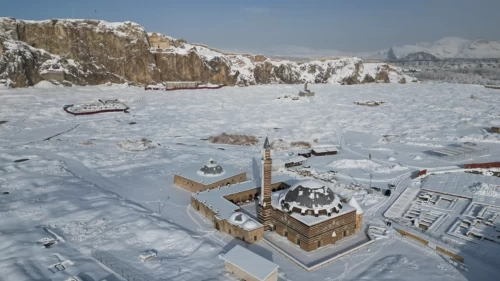 Van’da kış manzarası: Tarihi yapılar beyaza büründü