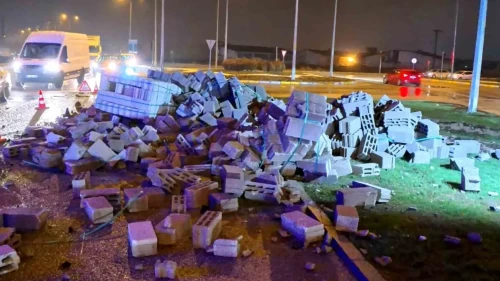 Aksaray’da korkunç kaza: Yükler yola savruldu