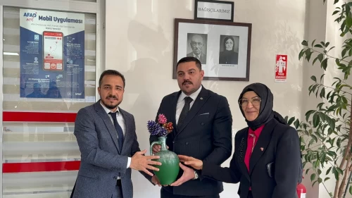 MHP'li Gün huzurevi sakinlerine yeni yıl ziyaretinde bulundu