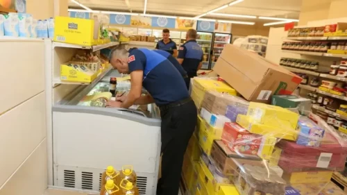 Son kullanma tarihi geçmiş ürünler tespit edildi, market mühürlendi