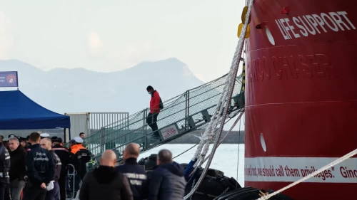 Life Support gemisi 113 göçmenle Napoli Limanı’na ulaştı