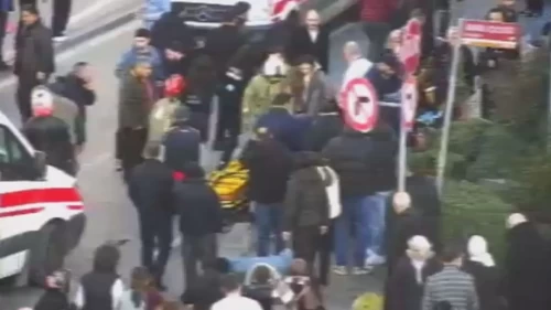 Ters yönden gelen otomobil önce motosiklete sonra yayalara çarptı!