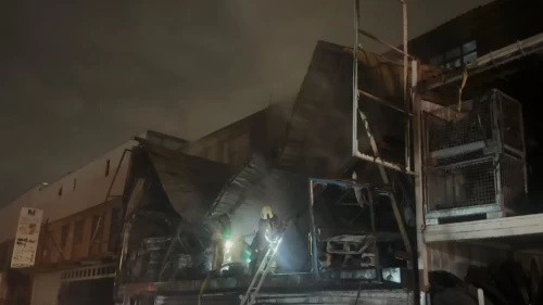 Başakşehir Atatürk Oto Sanayi Sitesi'nde korkutan yangın