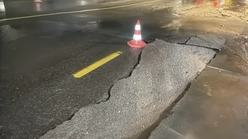 Bodrum’da ana su isale hattı patladı, asfalt çöktü!