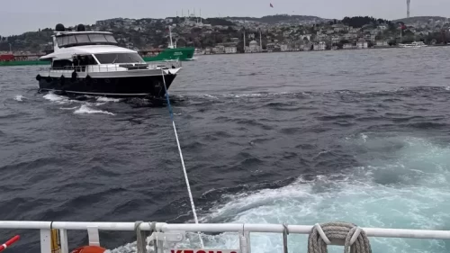 İstanbul Boğazı’nda korku dolu anlar: Sürüklenen tekne son anda kurtarıldı