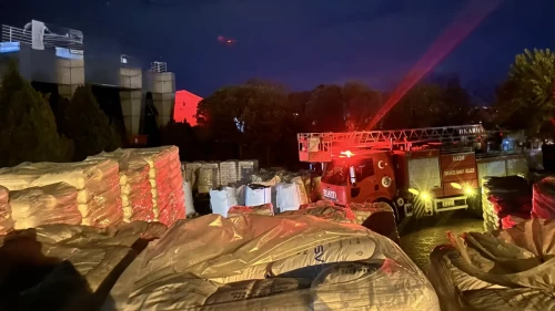 Elazığ OSB’de yalıtım fabrikasında yangın: 16 kişi dumandan etkilendi