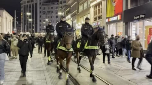 Atlı polisler İstiklal Caddesi'nde devriyede