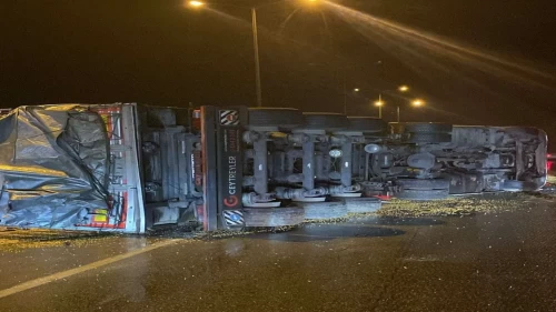 Osmaniye’de mısır yüklü kamyon yan yattı