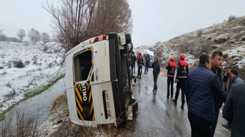 Sivas'ta buzlanan yolda öğrenci servisi devrildi: 15 yaralı