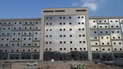 Şunu dedin: Hırsız dehşeti! Eşinin yanında yaşlı adamı katlettiler İzmir'in Konak ilçesinde hırsızlık amacıyla eve giren şüpheliler tarafından bıçaklanan 81 yaşındaki Erdinç Kavut hayatını kaybetti. Öte yandan, Kavut'un eşinin de olay sırasında evde olduğu öğrenildi. giriş yazısı yaz ChatGPT: İzmir’in Konak ilçesinde yaşanan vahşi olay, hırsızlığın ulaştığı boyutu bir kez daha gözler önüne serdi. Edinilen bilgilere göre, hırsızlık amacıyla bir eve giren şüpheliler, 81 yaşındaki Erdinç Kavut’u eşi yanındayken bıçaklayarak öldürdü. Yaşlı adamın olay yerinde hayatını kaybettiği belirlenirken, saldırı anında evde bulunan eşinin yaşadığı dehşet yürekleri dağladı. Polis ekipleri olayla ilgili geniş çaplı soruşturma başlattı.  Şunu dedin: 160 karakter ChatGPT: İzmir Konak’ta hırsızlık için eve giren şüpheliler, eşi yanındayken 81 yaşındaki Erdinç Kavut’u bıçaklayarak öldürdü. Olay büyük tepki topladı.  Şunu dedin: İzmir’in Konak ilçesinde yaşanan vahşi olay, hırsızlığın ulaştığı boyutu bir kez daha gözler önüne serdi. Edinilen bilgilere göre, hırsızlık amacıyla bir eve giren şüpheliler, 81 yaşındaki Erdinç Kavut’u eşi yanındayken bıçaklayarak öldürdü. Yaşlı adamın olay yerinde hayatını kaybettiği belirlenirken, saldırı anında evde bulunan eşinin yaşadığı dehşet yürekleri dağladı. Polis ekipleri olayla ilgili geniş çaplı soruşturma başlattı. googlede çıkacak şekilde ChatGPT: İzmir Konak’ta hırsızlık için girdikleri evde 81 yaşındaki Erdinç Kavut’u eşi yanındayken bıçaklayarak öldüren şüpheliler dehşet saçtı. Olay sonrası polis ekipleri geniş çaplı soruşturma başlattı.  Şunu dedin: başlıklar ChatGPT: İşte Google/SEO uyumlu başlık seçenekleri:  Hırsızlık Dehşeti: İzmir’de Yaşlı Adam Eşinin Yanında Öldürüldü  İzmir Konak’ta Vahşet: 81 Yaşındaki Adam Hırsızlar Tarafından Katledildi  Eşi Yanındayken Öldürüldü! İzmir’de Hırsızlık Cinayeti  İzmir’de Kan Donduran Olay: Hırsızlar Yaşlı Adamı Bıçakladı  Konak’ta Hırsızlık Cinayeti: 81 Yaşındaki Adam Hayatını Kaybetti  İzmir’de Evde Dehşet: Hırsızlar Yaşlı Adamı Öldürdü  İstersen daha çarpıcı, daha nötr ya da resmî ajans dilinde başlıklar da hazırlayabilirim.  Şunu dedin: bu şekilde değil imla kurallarına uy ChatGPT: Anladım. İmla kurallarına uygun, sadece ilk harfi büyük olacak şekilde başlıklar:  Hırsızlık dehşeti: İzmir’de yaşlı adam eşinin yanında öldürüldü  İzmir Konak’ta vahşet: 81 yaşındaki adam hırsızlar tarafından öldürüldü  Eşi yanındayken öldürüldü: İzmir’de hırsızlık cinayeti  İzmir’de kan donduran olay: Hırsızlar yaşlı adamı bıçakladı  Konak’ta hırsızlık cinayeti: 81 yaşındaki adam hayatını kaybetti  İzmir’de evde dehşet: Hırsızlar yaşlı adamı öldürdü  İstersen daha resmî, ajans dili veya SEO odaklı alternatifler de hazırlayabilirim.  Şunu dedin: Diário de Notícias gazetesinde 19 Aralık 2025'te yayımlanan söyleşide Portekiz Hava Kuvvetleri Komutanı Orgeneral João Cartaxo Alves, Lizbon yönetiminin Askeri Programlama Yasası kapsamında 14 ila 28 adet beşinci nesil savaş uçağı tedarik etmeyi planladığını açıkladı. Alves, bu adımın gelişmiş hava muharebe kabiliyetlerine ve NATO ile uzun vadeli uyumlu harekât kapasitesine yönelik kararlı bir iradeyi ortaya koyduğunu belirtti.  Portekiz açısından söz konusu karar, yıllardır süren gecikmelerin ve operasyonel yükün ardından geldi. Orgeneral Alves, "Hava Kuvvetleri hiçbir uçağı bu kadar uzun süre kesintisiz hizmette tutmadı. En yeni F-16'lar 31, diğerleri neredeyse 40 yıldır görevde. Değişim süreci aslında 20 yıl önce başlamalıydı." ifadelerini kullandı. Norveç ve Danimarka gibi bazı NATO müttefiklerinin 2008'den itibaren F-35'e geçiş sürecini başlattığını hatırlatan Alves, Lizbon'un bu yöndeki kararını bugüne kadar ertelediğini vurguladı.   Alves, F-16'ların yerini alacak platformun yalnızca bir uçak değişimi olarak görülmemesi gerektiğini, kararın ağ merkezli harp ve NATO müttefikleriyle tam entegrasyon hedefinin parçası olduğunu belirterek, "Bağlantısallık temel unsurdur. Ya tüm veri akışlarına gerçek zamanlı erişimle görev yaparız ya da günümüz tehditleriyle baş edemeyiz." değerlendirmesinde bulundu.  PORTEKİZ'İN TERCİHİ F-35 OLDU  Röportajda, F-35 tedarikinin yalnızca düşük görünürlüklü bir uçağa sahip olmak anlamına gelmediği, yapay zeka destekli ve tam kapsamlı bir savunma ekosistemine entegrasyonu gerektirdiği vurgulandı. Alves, "Bu sistemler neye bağlanacak? Yeni radarlar, entegre hava savunma sistemleri ve otomatik önceliklendirme algoritmalarına ihtiyaç var. Aksi halde yatırım parçalı ve etkisiz olur." dedi.  Portekiz'in hava ve uzay savunmasına yönelik stratejik girişimi SAFE (Sistema de Atividades de Força Aérea e Espaço) programı kapsamında erken uyarı sistemlerinin modernize edilmesi, Azor Adaları'na yeni radarlar kurulması ve gelişmiş kara konuşlu hava savunma unsurlarının tedarik edilmesi hedefleniyor. Bu adımlarla olası bir F-35 filosunun, gerçek zamanlı istihbarat paylaşımının sağlandığı dijital bir muharebe ortamı içinde görev yapması amaçlanıyor.   Orgeneral Alves, F-35'i resmi olarak kesin tercih olarak açıklamaktan kaçınsa da stratejik göstergelerin bu yönde olduğunu belirtti. Uçağın NATO komuta ağlarıyla uyumu, modern çatışmalarda bir veri düğümü olarak üstlendiği rol ve Avrupa genelinde yaygınlaşması, F-35'i doğal bir seçenek haline getiriyor. Portekiz'in bu tercihle İtalya, Norveç, Danimarka, Hollanda, Belçika ve İngiltere gibi ülkelerle birlikte beşinci nesil savaş uçağı kullanan NATO üyeleri arasına katılması öngörülüyor.  28 ADET F-16 ENVANTERDE Kararın mali boyutuna da değinen Alves, İsrail'in modern hava savunmasının yüksek maliyetine dikkati çekerek, tek bir gecede şehirleri füze saldırılarından korumak için 3 milyar avroya varan harcamalar yapıldığını hatırlattı. "Artık aynı hedefe iki füze atmayı göze alamayız. Bu nedenle algoritmik hedefleme ve yapay zeka destekli savunma mantığı kritik önemde." ifadelerini kullandı.  Portekiz açısından bu tedarikin, yalnızca savaş uçağı filosunun yenilenmesi değil, ülkenin savunma kapasitesi genelinde bir kuvvet çarpanı oluşturması bekleniyor. NATO'nun caydırıcılık duruşuna, özellikle Kuzey Atlantik bölgesinde, anlamlı katkı sağlanmasının bu kabiliyetlere bağlı olduğu vurgulanıyor. Azor Adaları'nın da yeni sistemlerle birlikte erken uyarı ve füze savunmasında daha merkezi bir rol üstlenmesi öngörülüyor.   Henüz resmi bir sözleşme imzalanmazken, Portekiz Savunma Bakanlığı kaynakları ABD ile yürütülen görüşmelerin ileri aşamada olduğunu belirtiyor. ABD Yabancı Askeri Satışlar (FMS) programı kapsamında bir "Talep Mektubu"nun 2026'nın başlarında sunulmasının, finansman ve onay süreçlerinin tamamlanması halinde ilk teslimatların ise 2029'da yapılmasının mümkün olduğu ifade ediliyor.  Öte yandan, Portekiz Hava Kuvvetleri envanterinde 2025 sonu itibarıyla 28 adet F-16AM/BM (Mid-Life Update) bulunuyor. 1990'lı yılların başında Peace Atlantis I ve II programları kapsamında teslim edilen bu uçaklar, kademeli modernizasyonlara rağmen yaşlanan gövdeleri ve sınırlı görev sistemleri nedeniyle giderek artan kısıtlarla karşı karşıya kalıyor. F-16'lar, Monte Real'deki 5 No'lu Hava Üssü'nde konuşlu "Falcões" ve "Jaguares" filoları bünyesinde hava savunma ve NATO görevlerinde kullanılıyor.  Portekiz'in F-35'e yönelmesi, Avrupa genelinde belirginleşen bir eğilimi de pekiştiriyor. Çekya, Polonya, Finlandiya ve Almanya'nın programa katılması, İsviçre ve Yunanistan'ın da tedarik sürecinde ilerlemesiyle F-35, NATO uyumlu hava kuvvetleri için fiili standart haline geliyor. Uçağın istihbarat, keşif ve gözetleme merkezi olarak işlev görmesi, ortak NATO operasyonlarına entegrasyonu ve geniş lojistik ile eğitim ağları sunması, özellikle Portekiz gibi ülkeler için stratejik bir avantaj olarak değerlendiriliyor.  Portekiz'in F-35 tercihiyle yalnızca yeni uçaklar satın almayacağı, Avrupa hava muharebe mimarisini önümüzdeki on yıllar boyunca şekillendirecek dijital ve entegre bir ittifak yapısına dahil olacağı ifade ediliyor. metni aynen muhafaze ederek ha metnin içine ara başlıklar ekle ChatGPT: Aşağıda metni aynen muhafaza ederek, sadece uygun yerlere ara başlıklar ekledim. İçerikte tek kelime değişikliği yapılmadı.  Portekiz Hava Kuvvetleri’nde beşinci nesil uçak planı  Diário de Notícias gazetesinde 19 Aralık 2025'te yayımlanan söyleşide Portekiz Hava Kuvvetleri Komutanı Orgeneral João Cartaxo Alves, Lizbon yönetiminin Askeri Programlama Yasası kapsamında 14 ila 28 adet beşinci nesil savaş uçağı tedarik etmeyi planladığını açıkladı. Alves, bu adımın gelişmiş hava muharebe kabiliyetlerine ve NATO ile uzun vadeli uyumlu harekât kapasitesine yönelik kararlı bir iradeyi ortaya koyduğunu belirtti.  F-16’ların uzun hizmet süresi ve geciken dönüşüm  Portekiz açısından söz konusu karar, yıllardır süren gecikmelerin ve operasyonel yükün ardından geldi. Orgeneral Alves, "Hava Kuvvetleri hiçbir uçağı bu kadar uzun süre kesintisiz hizmette tutmadı. En yeni F-16'lar 31, diğerleri neredeyse 40 yıldır görevde. Değişim süreci aslında 20 yıl önce başlamalıydı." ifadelerini kullandı. Norveç ve Danimarka gibi bazı NATO müttefiklerinin 2008'den itibaren F-35'e geçiş sürecini başlattığını hatırlatan Alves, Lizbon'un bu yöndeki kararını bugüne kadar ertelediğini vurguladı.  Ağ merkezli harp ve NATO entegrasyonu vurgusu  Alves, F-16'ların yerini alacak platformun yalnızca bir uçak değişimi olarak görülmemesi gerektiğini, kararın ağ merkezli harp ve NATO müttefikleriyle tam entegrasyon hedefinin parçası olduğunu belirterek, "Bağlantısallık temel unsurdur. Ya tüm veri akışlarına gerçek zamanlı erişimle görev yaparız ya da günümüz tehditleriyle baş edemeyiz." değerlendirmesinde bulundu.  Portekiz’in tercihi F-35 oldu  Röportajda, F-35 tedarikinin yalnızca düşük görünürlüklü bir uçağa sahip olmak anlamına gelmediği, yapay zeka destekli ve tam kapsamlı bir savunma ekosistemine entegrasyonu gerektirdiği vurgulandı. Alves, "Bu sistemler neye bağlanacak? Yeni radarlar, entegre hava savunma sistemleri ve otomatik önceliklendirme algoritmalarına ihtiyaç var. Aksi halde yatırım parçalı ve etkisiz olur." dedi.  SAFE programı ve erken uyarı altyapısı  Portekiz'in hava ve uzay savunmasına yönelik stratejik girişimi SAFE (Sistema de Atividades de Força Aérea e Espaço) programı kapsamında erken uyarı sistemlerinin modernize edilmesi, Azor Adaları'na yeni radarlar kurulması ve gelişmiş kara konuşlu hava savunma unsurlarının tedarik edilmesi hedefleniyor. Bu adımlarla olası bir F-35 filosunun, gerçek zamanlı istihbarat paylaşımının sağlandığı dijital bir muharebe ortamı içinde görev yapması amaçlanıyor.  Resmi açıklama yok, ancak stratejik göstergeler net  Orgeneral Alves, F-35'i resmi olarak kesin tercih olarak açıklamaktan kaçınsa da stratejik göstergelerin bu yönde olduğunu belirtti. Uçağın NATO komuta ağlarıyla uyumu, modern çatışmalarda bir veri düğümü olarak üstlendiği rol ve Avrupa genelinde yaygınlaşması, F-35'i doğal bir seçenek haline getiriyor. Portekiz'in bu tercihle İtalya, Norveç, Danimarka, Hollanda, Belçika ve İngiltere gibi ülkelerle birlikte beşinci nesil savaş uçağı kullanan NATO üyeleri arasına katılması öngörülüyor.  28 adet F-16 hâlen envanterde  Kararın mali boyutuna da değinen Alves, İsrail'in modern hava savunmasının yüksek maliyetine dikkati çekerek, tek bir gecede şehirleri füze saldırılarından korumak için 3 milyar avroya varan harcamalar yapıldığını hatırlattı. "Artık aynı hedefe iki füze atmayı göze alamayız. Bu nedenle algoritmik hedefleme ve yapay zeka destekli savunma mantığı kritik önemde." ifadelerini kullandı.  Azor Adaları ve NATO caydırıcılığı  Portekiz açısından bu tedarikin, yalnızca savaş uçağı filosunun yenilenmesi değil, ülkenin savunma kapasitesi genelinde bir kuvvet çarpanı oluşturması bekleniyor. NATO'nun caydırıcılık duruşuna, özellikle Kuzey Atlantik bölgesinde, anlamlı katkı sağlanmasının bu kabiliyetlere bağlı olduğu vurgulanıyor. Azor Adaları'nın da yeni sistemlerle birlikte erken uyarı ve füze savunmasında daha merkezi bir rol üstlenmesi öngörülüyor.  Sözleşme süreci ve teslimat takvimi  Henüz resmi bir sözleşme imzalanmazken, Portekiz Savunma Bakanlığı kaynakları ABD ile yürütülen görüşmelerin ileri aşamada olduğunu belirtiyor. ABD Yabancı Askeri Satışlar (FMS) programı kapsamında bir "Talep Mektubu"nun 2026'nın başlarında sunulmasının, finansman ve onay süreçlerinin tamamlanması halinde ilk teslimatların ise 2029'da yapılmasının mümkün olduğu ifade ediliyor.  Mevcut F-16 filosunun durumu  Öte yandan, Portekiz Hava Kuvvetleri envanterinde 2025 sonu itibarıyla 28 adet F-16AM/BM (Mid-Life Update) bulunuyor. 1990'lı yılların başında Peace Atlantis I ve II programları kapsamında teslim edilen bu uçaklar, kademeli modernizasyonlara rağmen yaşlanan gövdeleri ve sınırlı görev sistemleri nedeniyle giderek artan kısıtlarla karşı karşıya kalıyor. F-16'lar, Monte Real'deki 5 No'lu Hava Üssü'nde konuşlu "Falcões" ve "Jaguares" filoları bünyesinde hava savunma ve NATO görevlerinde kullanılıyor.  Avrupa’da F-35 eğilimi güçleniyor  Portekiz'in F-35'e yönelmesi, Avrupa genelinde belirginleşen bir eğilimi de pekiştiriyor. Çekya, Polonya, Finlandiya ve Almanya'nın programa katılması, İsviçre ve Yunanistan'ın da tedarik sürecinde ilerlemesiyle F-35, NATO uyumlu hava kuvvetleri için fiili standart haline geliyor. Uçağın istihbarat, keşif ve gözetleme merkezi olarak işlev görmesi, ortak NATO operasyonlarına entegrasyonu ve geniş lojistik ile eğitim ağları sunması, özellikle Portekiz gibi ülkeler için stratejik bir avantaj olarak değerlendiriliyor.  Uzun vadeli stratejik dönüşüm  Portekiz'in F-35 tercihiyle yalnızca yeni uçaklar satın almayacağı, Avrupa hava muharebe mimarisini önümüzdeki on yıllar boyunca şekillendirecek dijital ve entegre bir ittifak yapısına dahil olacağı ifade ediliyor.  Şunu dedin: F-16'lar resmen rafa kalkıyor: 28 adet F-35 için karar verildi Dünya üzerinde sürekli olarak yeni çatışmaların meydana gelmesi sonrası savunmasını güçlendirmek isteyen ülkeler özellikle hava kuvvetlerine yatırım yapmaya devam ediyor. Son olarak Portekiz hava kuvvetlerini modernize etmek için 14 ila 28 adet ABD üretimi F-35 savaş uçağı almayı planlıyor. Lizbon hükümeti 5. nesil F-35'leri alarak envanterinde bulunan F-16'ları emekliye ayırmayı planlıyor. 160 karakter googlede önce çıkaracak giriş yaz ChatGPT: Portekiz, hava kuvvetlerini güçlendirmek için 14 ila 28 adet F-35 almayı planlıyor. Bu kararla envanterdeki F-16’ların emekliye ayrılması hedefleniyor.  Şunu dedin: bu metne başlıklar yaz ChatGPT: İmla kurallarına uygun, Google/SEO uyumlu başlık seçenekleri:  F-16’lar rafa kalkıyor: Portekiz 28 adet F-35 almayı planlıyor  Portekiz hava kuvvetlerinde dönüşüm: F-35 kararı alındı  Portekiz’den 5. nesil hamle: F-16’lar emekli ediliyor  Lizbon yönetiminden kritik karar: F-35 ile hava gücü yenileniyor  Portekiz, F-16’ların yerine F-35’e geçiyor  Hava kuvvetlerinde yeni dönem: Portekiz F-35 alımına hazırlanıyor  İstersen daha çarpıcı, resmî ajans dili ya da teknik ağırlıklı başlıklar da üretebilirim.  Şunu dedin: Los Angeles'ta etkili olan şiddetli fırtına, tahliye ve yol kapamalarına neden olurken 100 bin kişi elektriksiz kaldı. İki kişi sel ve ağaç devrilmesi sonucu hayatını kaybetti. Eyalette olağanüstü hal ilan edildi, ani sel uyarıları yapıldı. 160 ChatGPT: Los Angeles’ta şiddetli fırtına hayatı felç etti. Tahliyeler ve yol kapamaları yaşanırken 100 bin kişi elektriksiz kaldı, 2 kişi hayatını kaybetti.  Şunu dedin: Bebeğini bıçaklayıp yakmıştı! Kan donduran savunma: Hatırlamıyorum Beşiktaş'ta doğurduğu bebeğinden kurtulmak için vücudunun çeşitli yerlerini bıçaklayan, sonra da çöp konteyneri kenarında yakan sanık hakim karşısına çıktı. Sanık savunmasında, '10 yıl önce bir beyin ameliyatı geçirdim. Bu nedenle hiçbir şey hatırlamıyorum' dedi. Mahkeme ara kararında, sanığın akıl sağlığı durumuna ilişkin Adli Tıp Kurumu'ndan rapor alınmasına hükmetti. 160 googlede çıkacak şekilde ChatGPT: Beşiktaş’ta bebeğini bıçaklayıp yakan sanık hâkim karşısına çıktı. “Hatırlamıyorum” savunması yapan sanık için Adli Tıp’tan akıl sağlığı raporu istendi.  Şunu dedin: başlıklar ChatGPT: İmla kurallarına uygun, Google/SEO uyumlu başlıklar:  Bebeğini bıçaklayıp yaktı: “Hatırlamıyorum” savunması  Beşiktaş’ta kan donduran olay: Sanıktan “hatırlamıyorum” savunması  Yeni doğan bebeğini öldürmüştü: Mahkemede şok savunma  Bebeğini bıçaklayıp yakan sanık hâkim karşısında  Beşiktaş’taki bebek cinayetinde Adli Tıp raporu istenecek  Kan donduran bebek cinayeti davasında ara karar  İstersen daha resmî ajans dili veya daha çarpıcı başlıklar da hazırlayabilirim.  Şunu dedin: Balıkçılık sektörü destan yazıyor! Türkiye Avrupa ikincisi Bakan Yumaklı, Türkiye'nin balıkçılık ve su ürünleri ihracatında 2 milyar dolarlık hacme ulaştığını ve Avrupa'da ikinci sırada yer aldığını açıkladı. İstanbul'da denetimlere katılan Bakan Yumaklı, yasa dışı avcılıkla mücadele kapsamında yapılan denetimlerde çok sayıda gemi, ürün ve av malzemesine el konulduğunu bildirdi. GİRİŞ YAZ ChatGPT: Tarım ve Orman Bakanı İbrahim Yumaklı, Türkiye’nin balıkçılık ve su ürünleri sektöründe önemli bir başarıya imza attığını açıkladı. İhracatta 2 milyar dolarlık hacme ulaşıldığını belirten Yumaklı, Türkiye’nin bu alanda Avrupa’da ikinci sıraya yükseldiğini söyledi. İstanbul’da denetimlere katılan Bakan Yumaklı, yasa dışı avcılıkla mücadele kapsamında çok sayıda gemi, ürün ve av malzemesine el konulduğunu da duyurdu.  Şunu dedin: BAŞLIKLAR  ChatGPT: İmla kurallarına uygun, Google/SEO uyumlu başlıklar:  Balıkçılık sektörü destan yazıyor: Türkiye Avrupa ikincisi  Türkiye balıkçılıkta Avrupa’nın zirvesinde: İhracat 2 milyar doları aştı  Bakan Yumaklı açıkladı: Balıkçılık ihracatında büyük başarı  Su ürünlerinde rekor ihracat: Türkiye Avrupa’da ikinci sırada  Yasa dışı avcılığa sıkı denetim: Balıkçılıkta tarihi yükseliş  Balıkçılık ve su ürünlerinde Türkiye’den Avrupa başarısı  İstersen daha resmî, ekonomi odaklı ya da daha çarpıcı başlıklar da hazırlayabilirim.  Şunu dedin: Tarım ve Orman Bakanı İbrahim Yumaklı, Türkiye’nin balıkçılık ve su ürünleri sektöründe önemli bir başarıya imza attığını açıkladı. İhracatta 2 milyar dolarlık hacme ulaşıldığını belirten Yumaklı, Türkiye’nin bu alanda Avrupa’da ikinci sıraya yükseldiğini söyledi. İstanbul’da denetimlere katılan Bakan Yumaklı, yasa dışı avcılıkla mücadele kapsamında çok sayıda gemi, ürün ve av malzemesine el konulduğunu da duyurdu. 160 ChatGPT: Tarım ve Orman Bakanı Yumaklı, balıkçılık ve su ürünleri ihracatının 2 milyar dolara ulaştığını, Türkiye’nin Avrupa’da ikinci sıraya yükseldiğini açıkladı.  Şunu dedin: İşletmeden kaçan safkan taylar şehri birbirine kattı! Valilik soruşturma başlattı Malatya Valiliği, Akçadağ ilçesindeki işletmeden safkan Arap taylarının kaçmasına ilişkin soruşturma başlattı. google için giriş yaz ChatGPT: Malatya’nın Akçadağ ilçesinde bir işletmeden kaçan safkan Arap tayları kentte kısa süreli paniğe neden oldu. Olayın ardından Malatya Valiliği tarafından inceleme ve soruşturma başlatıldı.  Şunu dedin: ABD Başkanı Trump, Epstein ile bağlarını çok önceden kestiğini savundu ABD Başkanı Donald Trump, "Epstein ile bağlarını gerçekten kesen tek kişi bendim ve bunu Epstein'den uzaklaşmanın 'moda' hale gelmesinden çok daha önce yaptım." ifadelerini kullandı.  Epstein belgeleri ABD'yi sarsıyor! Trump sosyal medyadan cevap verdi ABD Başkanı Trump, reşit olmayan kız çocuklarına yönelik fuhuş ağı oluşturduğu iddiasıyla yargılandığı sırada hapishanede ölü bulunan Jeffrey Epstein ile ilişkisini uzun yıllar önce bitirdiğini savundu. google için giriş yazısı yaz ChatGPT: ABD Başkanı Donald Trump, Jeffrey Epstein ile ilişkisini yıllar önce sonlandırdığını savunarak kamuoyunda gündem olan Epstein belgelerine sosyal medya üzerinden yanıt verdi. Trump, Epstein’den erken dönemde uzaklaştığını vurguladı.  Şunu dedin: başlıklar ChatGPT: İmla kurallarına uygun, Google/SEO uyumlu başlıklar:  Trump’tan Epstein açıklaması: Bağlarımı çok önceden kestim  Epstein belgeleri ABD’yi sarsarken Trump’tan yanıt  Trump, Epstein ile ilişkisini yıllar önce bitirdiğini savundu  ABD gündemini sarsan Epstein dosyası: Trump’tan açıklama  Trump sosyal medyadan konuştu: Epstein ile bağım kalmadı  Epstein tartışması büyürken Trump iddialara yanıt verdi  İstersen daha resmî, daha kısa ya da daha çarpıcı başlıklar da hazırlayabilirim.  Şunu dedin: ABD Başkanı Donald Trump, Jeffrey Epstein ile ilişkisini yıllar önce sonlandırdığını savunarak kamuoyunda gündem olan Epstein belgelerine sosyal medya üzerinden yanıt verdi. Trump, Epstein’den erken dönemde uzaklaştığını vurguladı. 160 karakter ChatGPT: ABD Başkanı Donald Trump, Epstein belgeleri gündemdeyken Jeffrey Epstein ile ilişkisini yıllar önce kestiğini savunarak iddialara sosyal medyadan yanıt verdi.  Şunu dedin: İİB'den güçlü tablo! 198 ülkeye 11,4 milyar dolarlık ihracat İstanbul İhracatçı Birlikleri (İİB) Koordinatör Başkanı Erkan Özkan, birliğin 2025'in 11 ayında ihracatta yakaladığı artış ivmesini istikrarlı şekilde sürdürdüğünü belirterek, 'Yılın bitmesine sayılı günler kala, 2025'i ihracat artışı ile kapatacağımızı öngörmekteyiz.' ifadelerini kullandı. 160 karakter google uygun ChatGPT: İİB Başkanı Erkan Özkan, İstanbul İhracatçı Birlikleri’nin 2025’in 11 ayında 198 ülkeye 11,4 milyar dolarlık ihracat gerçekleştirdiğini açıkladı.  Şunu dedin: İİB'den güçlü tablo! 198 ülkeye 11,4 milyar dolarlık ihracat İstanbul İhracatçı Birlikleri (İİB) Koordinatör Başkanı Erkan Özkan, birliğin 2025'in 11 ayında ihracatta yakaladığı artış ivmesini istikrarlı şekilde sürdürdüğünü belirterek, 'Yılın bitmesine sayılı günler kala, 2025'i ihracat artışı ile kapatacağımızı öngörmekteyiz.' ifadelerini kullandı. giriş yazısı ChatGPT: İstanbul İhracatçı Birlikleri (İİB), 2025 yılında ihracatta güçlü performansını sürdürdü. İİB Koordinatör Başkanı Erkan Özkan, yılın 11 ayında 198 ülkeye toplam 11,4 milyar dolarlık ihracat gerçekleştirildiğini belirterek, 2025’in ihracat artışıyla tamamlanacağını ifade etti.  Şunu dedin: Yıllık enflasyon beklentileri geriledi Yıllık enflasyon beklentileri, aralıkta piyasa katılımcıları, hanehalkı ve reel sektör için geriledi. giriş yaz ChatGPT: Türkiye Cumhuriyet Merkez Bankası’nın yayımladığı aralık ayı verilerine göre, piyasa katılımcıları, reel sektör ve hanehalkının yıllık enflasyon beklentilerinde düşüş yaşandı.  Şunu dedin: Bağımlılıkla mücadele için 81 ilde eş zamanlı seminerler başlıyor! AK Parti Kadın Kolları'ndan anlamlı adım AK Parti Genel Merkez Kadın Kolları Başkanlığı, madde, tütün, alkol ve dijital bağımlılıklara karşı farkındalığı artırmak ve koruyucu sağlık politikalarını güçlendirmek amacıyla 81 ilde eş zamanlı “bağımlılıkla mücadele” seminerleri düzenleyecek. google için giriş yaz ChatGPT: AK Parti Genel Merkez Kadın Kolları, madde, tütün, alkol ve dijital bağımlılıklara karşı toplumsal farkındalığı artırmak amacıyla 81 ilde eş zamanlı “bağımlılıkla mücadele” seminerleri düzenleyecek.  Şunu dedin: başlıklar ChatGPT: İmla kurallarına uygun, Google/SEO uyumlu başlıklar:  Bağımlılıkla mücadele için 81 ilde eş zamanlı seminer  AK Parti Kadın Kolları’ndan bağımlılıkla mücadelede yeni adım  Madde ve dijital bağımlılığa karşı 81 ilde farkındalık hamlesi  AK Parti Kadın Kolları bağımlılıkla mücadele seminerleri başlatıyor  Bağımlılıkla mücadelede Türkiye genelinde eş zamanlı etkinlik  81 ilde bağımlılığa karşı seminer seferberliği  İstersen daha resmî, daha çarpıcı ya da kısa başlıklar da hazırlayabilirim.  Şunu dedin: Yarın Hatay'da Cumhurbaşkanı Erdoğan'ın katılımıyla 'Asrın İnşası Türkiye'nin Başarısı: 455 Bin Konut Tamam' temalı program düzenlenerek bağımsız bölümlerin tamamının hak sahiplerine teslim edilecek. Programa ilişkin bir paylaşımda bulunan İletişim Başkanı Burhanettin Duran, paylaşımında 'Umudu büyüten, dayanışmayı güçlendiren bu büyük seferberlik, kararlılığın ve inancın en somut göstergesi oldu. Millet olarak, gösterdiğimiz dayanışma ve yeniden inşa iradesi tarihe geçti.' ifadelerini kullandı. Videoda görüşlerine yer verilen depremzede vatandaş ise, 'Devletimiz her tarafa yetişti.' ifadelerini kullanırken, bir başka depremzede çift ise, 'Umudun bittiği yerde bir umut oldu burası bize.' dedi. giriş yaz ChatGPT: Hatay’da yarın Cumhurbaşkanı Recep Tayyip Erdoğan’ın katılımıyla “Asrın İnşası Türkiye’nin Başarısı: 455 Bin Konut Tamam” temalı program düzenlenecek. Program kapsamında tamamlanan bağımsız bölümlerin tamamı hak sahiplerine teslim edilecek. İletişim Başkanı Burhanettin Duran, sürecin kararlılık ve dayanışmanın en somut göstergesi olduğunu vurgularken, depremzede vatandaşlar da devletin desteğine dikkat çekti.  Şunu dedin: Asrın inşası Türkiye'nin başarısı: Devletimiz her tarafa yetişti Yarın Hatay'da Cumhurbaşkanı Erdoğan'ın katılımıyla 'Asrın İnşası Türkiye'nin Başarısı: 455 Bin Konut Tamam' temalı program düzenlenerek bağımsız bölümlerin tamamının hak sahiplerine teslim edilecek. Programa ilişkin bir paylaşımda bulunan İletişim Başkanı Burhanettin Duran, paylaşımında 'Umudu büyüten, dayanışmayı güçlendiren bu büyük seferberlik, kararlılığın ve inancın en somut göstergesi oldu. Millet olarak, gösterdiğimiz dayanışma ve yeniden inşa iradesi tarihe geçti.' ifadelerini kullandı. Videoda görüşlerine yer verilen depremzede vatandaş ise, 'Devletimiz her tarafa yetişti.' ifadelerini kullanırken, bir başka depremzede çift ise, 'Umudun bittiği yerde bir umut oldu burası bize.' dedi. googlede öne çıkarılacak giriş yaz ChatGPT: Hatay’da yarın Cumhurbaşkanı Recep Tayyip Erdoğan’ın katılımıyla “Asrın İnşası Türkiye’nin Başarısı: 455 Bin Konut Tamam” programı düzenlenecek. Tamamlanan tüm bağımsız bölümler hak sahiplerine teslim edilirken, depremzedeler devletin desteğini “Devletimiz her tarafa yetişti” sözleriyle anlattı.  Şunu dedin: başlıklar yaz ChatGPT: İmla kurallarına uygun, Google/SEO uyumlu başlıklar:  Asrın inşası Türkiye’nin başarısı: 455 bin konut teslim ediliyor  Hatay’da büyük teslim: 455 bin konut hak sahiplerine veriliyor  Cumhurbaşkanı Erdoğan Hatay’da: Asrın inşasında kritik gün  Deprem bölgesinde umut büyüyor: 455 bin konut tamamlandı  “Devletimiz her tarafa yetişti”: Hatay’daki teslim töreni yarın  Asrın inşasında yeni aşama: Tüm bağımsız bölümler teslim ediliyor  İstersen daha resmî, daha duygusal ya da daha kısa başlıklar da hazırlayabilirim.  Şunu dedin: Hatay’da yarın Cumhurbaşkanı Recep Tayyip Erdoğan’ın katılımıyla “Asrın İnşası Türkiye’nin Başarısı: 455 Bin Konut Tamam” programı düzenlenecek. Tamamlanan tüm bağımsız bölümler hak sahiplerine teslim edilirken, depremzedeler devletin desteğini “Devletimiz her tarafa yetişti” sözleriyle anlattı. 160 karakter ChatGPT: Hatay’da yarın Cumhurbaşkanı Erdoğan’ın katılımıyla “Asrın İnşası” programı düzenlenecek, 455 bin konutun tamamı hak sahiplerine teslim edilecek.  Şunu dedin: Başörtüsü yasağının kalkmasıyla pilotluk hayali gerçek oldu! Gökyüzünde bir rol model Türkiye'de sivil havacılık sektöründe başörtüsüyle pilotluk yapan ilk kadınlardan biri olan Gülşah Sert, çocukluk hayali olan pilot olmayı, yoğun çalışma temposu ve zorlu bir eğitim sürecinin ardından gerçeğe dönüştürdüğünü belirterek, 'Birlikte çalışmaya başladığımızda fark ediyorlar ki aynı eğitimi almışız, aynı dili konuşuyoruz. İnsanlar tanıdıkça, birlikte zaman geçirdikçe bütün ön yargılar ortadan kalkıyor.' dedi. google için giriş yazısı yaz ChatGPT: Türkiye’de başörtüsü yasağının kalkmasının ardından sivil havacılıkta yeni bir dönemin kapısı aralandı. Başörtüsüyle pilotluk yapan ilk kadınlardan Gülşah Sert, zorlu eğitim sürecini aşarak çocukluk hayalini gerçeğe dönüştürdü ve gökyüzünde rol model oldu.  Şunu dedin: googlede çkacak başlıklar yaz ChatGPT: İmla kurallarına uygun, Google/SEO uyumlu başlıklar:  Başörtüsüyle pilotluk hayali gerçek oldu: Gökyüzünde bir rol model  Başörtüsü yasağı kalktı, pilotluk hayali gerçeğe dönüştü  Sivil havacılıkta bir ilk: Başörtülü kadın pilot  Gülşah Sert’in ilham veren hikâyesi: Gökyüzünde eşitlik  Önyargıları aşan başarı: Başörtülü kadın pilotun yolculuğu  Türkiye’de sivil havacılıkta başörtülü pilot dönemi  İstersen daha resmî, daha kısa ya da daha duygusal başlıklar da hazırlayabilirim.  Şunu dedin: Türkiye’de başörtüsü yasağının kalkmasının ardından sivil havacılıkta yeni bir dönemin kapısı aralandı. Başörtüsüyle pilotluk yapan ilk kadınlardan Gülşah Sert, zorlu eğitim sürecini aşarak çocukluk hayalini gerçeğe dönüştürdü ve gökyüzünde rol model oldu. 160  ChatGPT: Başörtüsü yasağının kalkmasının ardından sivil havacılıkta yeni bir dönem başladı. Gülşah Sert, başörtüsüyle pilotluk yapan ilk kadınlardan biri oldu.  Şunu dedin: Başörtüsü yasaklarının kalkmasıyla "çocukluk hayalim" dediği pilotluk için kolları sıvayan Sert, pilotluk eğitimi alarak hayallerini gerçekleştirdi.  Sert, pilotluk hayalinin de ötesine geçerek, öğretmen pilot olarak yüzlerce pilota eğitim verdi, bir mesleği icra etmekle kalmayıp onu kuşaktan kuşağa aktaran simge isimlerden biri oldu.  Pilotluk eğitimlerinin yanı sıra sosyal medya içerikleriyle de havacılık dünyasında yerleşik ön yargıları kıran Sert, özellikle genç kadınlara cesaret veriyor, bu alanda var olmanın mümkün ve erişilebilir olduğunu gösteriyor.  Sert, AA muhabirine, pilotluk mesleğine uzanan hikayesini, başörtüsü yasağının kaldırılmasının kariyerindeki kritik rolünü ve kadınların havacılık sektöründeki varlığına ilişkin değerlendirmelerini paylaştı. başlık yaz ChatGPT: Başörtüsü yasağının kalkmasıyla gökyüzüne uzanan bir başarı hikâyesi  Şunu dedin: Milli hava araçlarına yerli "kalp ve damar sistemi" Türkiye'nin milli hava araçlarında adeta "kalp ve damar sistemi" olarak görev yapacak hidrolik sistemler yerlileştiriliyor. Milli hava araçlarına yerli ''kalp ve damar sistemi'' Türkiye'nin milli hava araçlarında adeta 'kalp ve damar sistemi' olarak görev yapacak hidrolik sistemler yerlileştiriliyor. başlıklar ChatGPT: İmla kurallarına uygun, Google/SEO uyumlu başlıklar:  Milli hava araçlarına yerli “kalp ve damar sistemi”  Havacılıkta kritik adım: Hidrolik sistemler yerlileştiriliyor  Türkiye’den savunma sanayinde yeni hamle: Yerli hidrolik sistem  Milli hava araçlarının kalbi yerli oluyor  Savunma sanayinde yerlileşme: Hidrolik sistemler Türkiye’de üretiliyor  Milli hava araçları için kritik teknoloji yerli imkanlarla geliştiriliyor  İstersen daha teknik, daha kısa ya da daha çarpıcı başlıklar da hazırlayabilirim.  Şunu dedin: Milli hava araçlarına yerli "kalp ve damar sistemi" Türkiye'nin milli hava araçlarında adeta "kalp ve damar sistemi" olarak görev yapacak hidrolik sistemler yerlileştiriliyor. Milli hava araçlarına yerli ''kalp ve damar sistemi'' Türkiye'nin milli hava araçlarında adeta 'kalp ve damar sistemi' olarak görev yapacak hidrolik sistemler yerlileştiriliyor. googlede öne çıkacak giriş yaz ChatGPT: Türkiye, savunma sanayinde kritik bir eşiği daha aşıyor. Milli hava araçlarında “kalp ve damar sistemi” olarak nitelendirilen hidrolik sistemlerin yerlileştirilmesiyle dışa bağımlılığın azaltılması ve stratejik kabiliyetlerin güçlendirilmesi hedefleniyor.  Şunu dedin: Türkiye, savunma sanayinde kritik bir eşiği daha aşıyor. Milli hava araçlarında “kalp ve damar sistemi” olarak nitelendirilen hidrolik sistemlerin yerlileştirilmesiyle dışa bağımlılığın azaltılması ve stratejik kabiliyetlerin güçlendirilmesi hedefleniyor. 160  ChatGPT: Türkiye, milli hava araçlarının “kalp ve damar sistemi” olarak görülen hidrolik sistemleri yerlileştirerek savunma sanayinde dışa bağımlılığı azaltmayı hedefliyor.  Şunu dedin: 13 yaşındaki Muhammed Eyüp, 52 gündür durmadan öksürüyor Batman'da 13 yaşındaki çocuk 52 gündür öksürük nöbeti yaşıyor Batman'da 52 gündür devam eden şiddetli öksürük nöbetleri, 13 yaşındaki Muhammed Eyüp Arı'nın hayatını olumsuz etkiliyor. Aile, çocuklarının sağlığına kavuşması için yetkililerden yardım bekliyor. giriş yaz ChatGPT: Batman’da yaşayan 13 yaşındaki Muhammed Eyüp Arı, 52 gündür süren şiddetli öksürük nöbetleri nedeniyle zor günler geçiriyor. Günlük yaşamı olumsuz etkilenen çocuk için ailesi yetkililerden destek bekliyor.  Şunu dedin: başlıklar ChatGPT: İmla kurallarına uygun, Google/SEO uyumlu başlıklar:  13 yaşındaki Muhammed Eyüp 52 gündür durmadan öksürüyor  Batman’da 13 yaşındaki çocuğun bitmeyen öksürük çilesi  52 gündür süren öksürük nöbetleri hayatını zorlaştırıyor  Batman’da küçük çocuğun sağlık mücadelesi sürüyor  Aile yardım bekliyor: 13 yaşındaki çocuk 52 gündür öksürüyor  Şiddetli öksürük nöbetleri 13 yaşındaki çocuğu hayattan kopardı  İstersen daha resmî, daha çarpıcı ya da kısa başlıklar da hazırlayabilirim.  Şunu dedin: TMO'nun stokları gelecek hasat dönemine kadar yeterli Toprak Mahsulleri Ofisi (TMO) Genel Müdürü Ahmet Güldal, 2025 yılına güçlü devir stokuyla girdiklerini belirterek, "Hem TMO'daki hem de özel sektördeki öngördüğümüz stoklar, yeni hasat dönemine kadar ülkemizi idare edecek seviyededir." dedi. giriş yaz ChatGPT: Toprak Mahsulleri Ofisi (TMO) Genel Müdürü Ahmet Güldal, 2025 yılına güçlü stoklarla girildiğini belirterek, TMO ve özel sektör stoklarının yeni hasat dönemine kadar ülke ihtiyacını karşılayacak düzeyde olduğunu açıkladı.  Şunu dedin: başlıklar yaz ChatGPT: İmla kurallarına uygun, Google/SEO uyumlu başlıklar:  TMO’nun stokları yeni hasat dönemine kadar yeterli  Ahmet Güldal: Stoklar ülke ihtiyacını karşılayacak düzeyde  TMO’dan güven veren açıklama: Gıda arzında sorun yok  2025’e güçlü stokla girildi: TMO’dan net mesaj  TMO ve özel sektör stokları hasada kadar yeterli  Gıda arzı güvence altında: TMO’dan stok açıklaması  İstersen daha resmî, daha kısa ya da ekonomi odaklı başlıklar da hazırlayabilirim.  Şunu dedin: Denizlerde bu yıl 177 bin denetim yapıldı, 76 gemiye el konuldu Tarım ve Orman Bakanı Yumaklı, su ürünleri avcılığında sürdürülebilirliğin sağlanması ve yasa dışı avcılıkla mücadeleye yönelik denetimlerini aralıksız sürdürdüklerini belirterek, "Bu yıl içinde 177 bin denetim yaptık. Bu denetimlerde 76 gemiye, 482 ton deniz ürününe ve 2 binin üzerinde av malzemesi ve ekipmanına el koyduk." dedi. giriş yaz ChatGPT: Tarım ve Orman Bakanı İbrahim Yumaklı, su ürünleri avcılığında sürdürülebilirliği sağlamak ve yasa dışı avcılıkla mücadele kapsamında denetimlerin aralıksız sürdüğünü belirterek, bu yıl 177 bin denetim yapıldığını açıkladı.  Şunu dedin: başlıklar ChatGPT: İmla kurallarına uygun, Google/SEO uyumlu başlıklar:  Denizlerde 177 bin denetim: 76 gemiye el konuldu  Yasa dışı avcılığa geçit yok: 177 bin denetim yapıldı  Bakan Yumaklı açıkladı: Denizlerde sıkı denetim  Su ürünlerinde büyük denetim: 482 ton ürüne el konuldu  Denizlerde sürdürülebilirlik için rekor denetim  Yasa dışı avcılıkla mücadelede 76 gemi bağlandı  İstersen daha resmî, daha kısa ya da daha çarpıcı başlıklar da hazırlayabilirim.  Şunu dedin: Türkiye'nin dev işletmesinde 60 bin kuzu dünyaya geldi Tarım ve Orman Bakanlığına bağlı Tarım İşletmeleri Genel Müdürlüğü (TİGEM) bünyesinde faaliyet gösteren Şanlıurfa'daki Ceylanpınar Tarım İşletmesi'nde bu yıl 60 bin ivesi cinsi kuzu dünyaya geldi. giriş yaz ChatGPT: Tarım ve Orman Bakanlığına bağlı TİGEM’in Şanlıurfa’daki Ceylanpınar Tarım İşletmesi’nde bu yıl ivesi ırkı 60 bin kuzu dünyaya geldi. Türkiye’nin en büyük tarım işletmelerinden biri olan tesiste üretim hız kesmeden sürüyor.  Şunu dedin: başlık yaz ChatGPT: Türkiye’nin dev tarım işletmesinde 60 bin kuzu dünyaya geldi  Şunu dedin: Hızla yükselen Mardin Şehir Hastanesinde sona gelindi Mardin'de 260 bin metrekare alanda inşası süren 750 yatak kapasitesine sahip Mardin Şehir Hastanesinin yüzde 78'lik bölümü tamamlandı. giriş yaz ChatGPT: Mardin’de 260 bin metrekarelik alanda yapımı devam eden 750 yatak kapasiteli Mardin Şehir Hastanesi’nde sona yaklaşıldı. Hastanenin inşaatının yüzde 78’lik bölümü tamamlandı.  Şunu dedin: