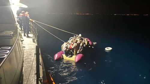 İzmir açıklarında lastik bottaki 38 düzensiz göçmen kurtarıldı